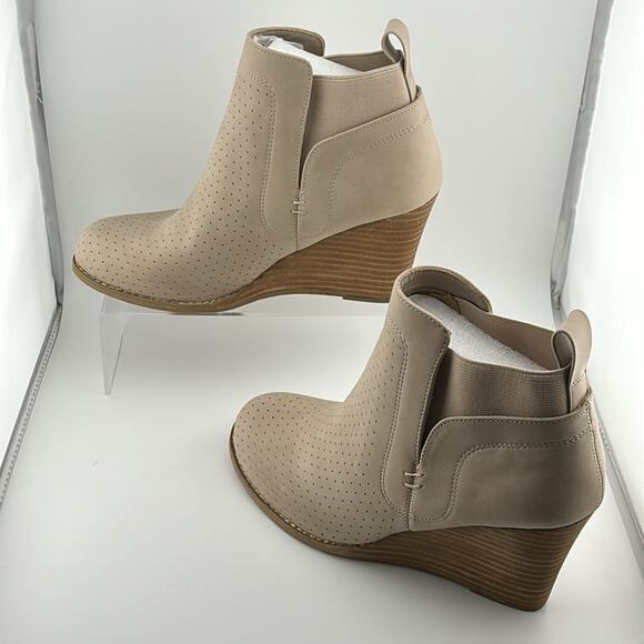 DV by Dolce Vita Boot Sz 8 Bootie Beige Soft Comfy Elastic Ankle Wedge NWOT - Picture 5 of 11